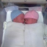 gemelos recien nacidos compartiendo cuna